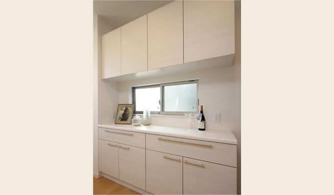 カップボード（下部ゴミ箱収納・壁面2口コンセント付）