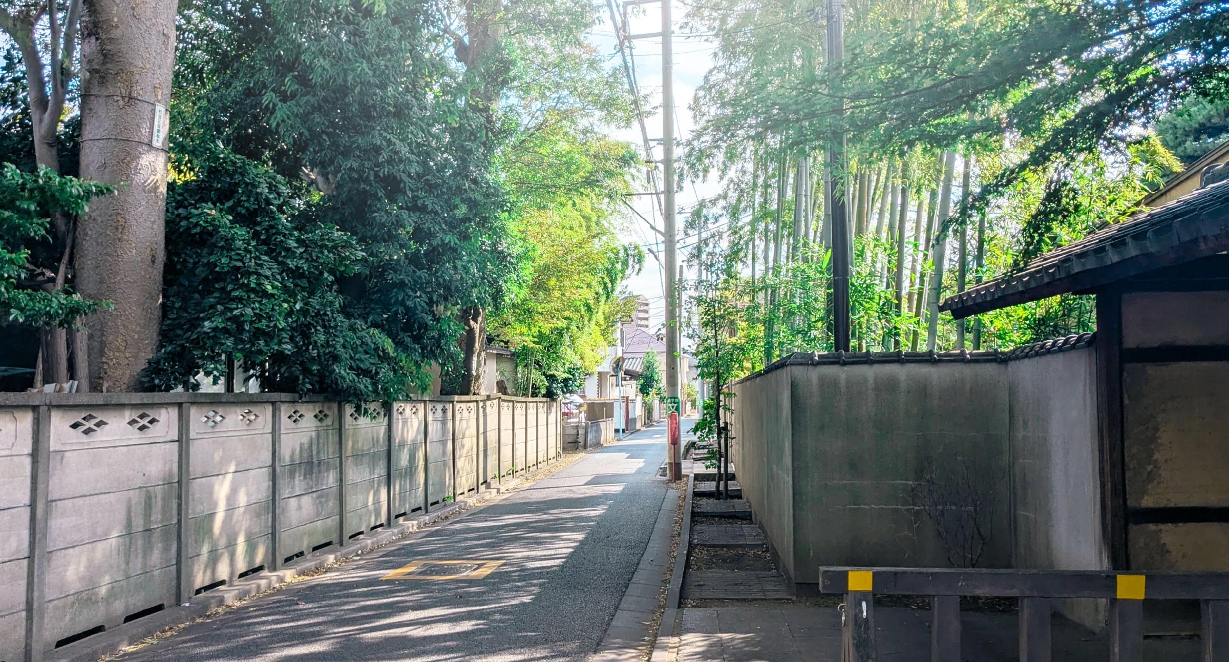 現地周辺の街並みの風景写真