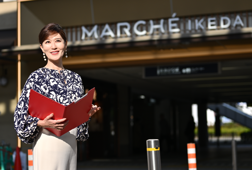 阪急「池田」駅前にて 福岡由美氏