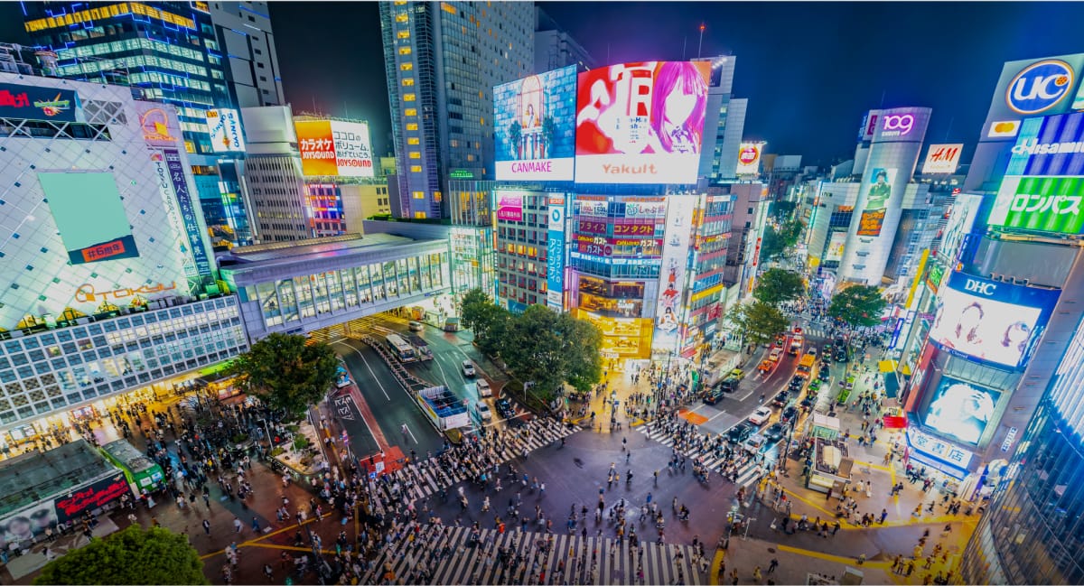 渋谷スクランブル交差点の夜景イメージ写真