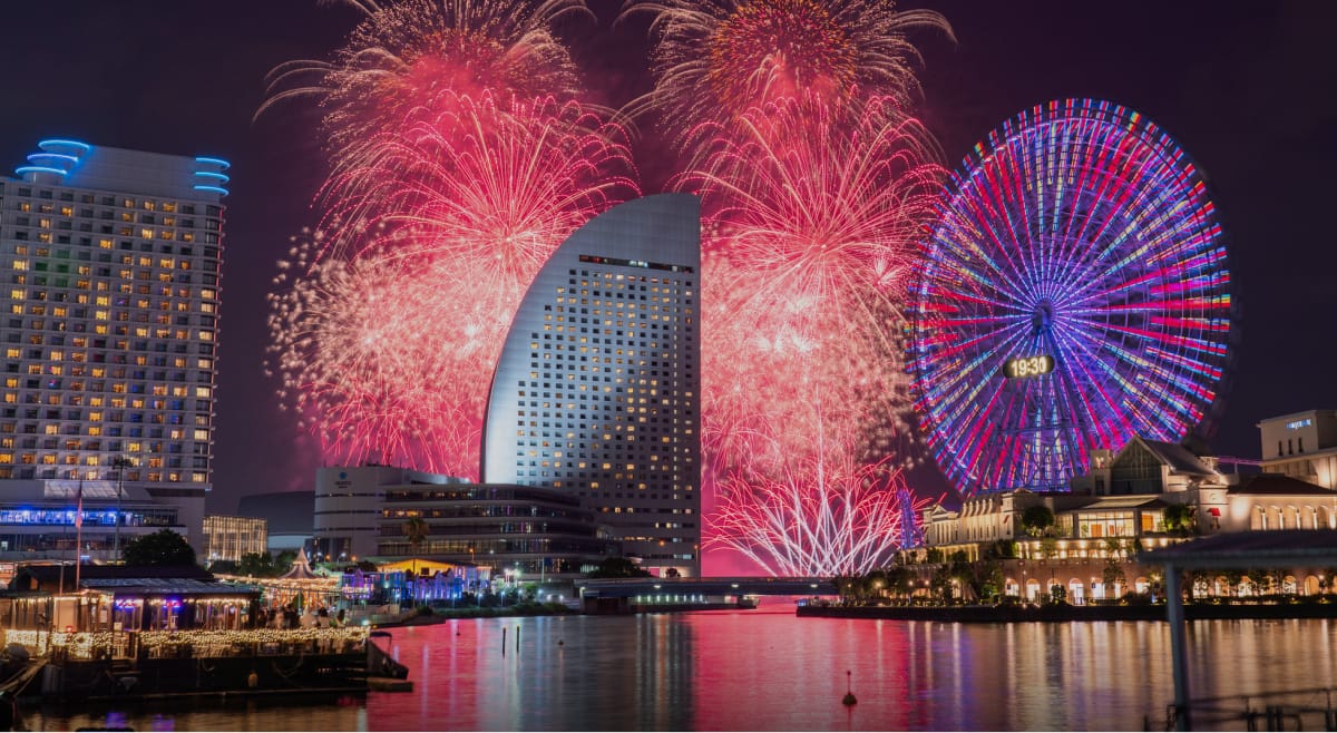 横浜みなとみらいの花火と観覧車の夜景イメージ写真