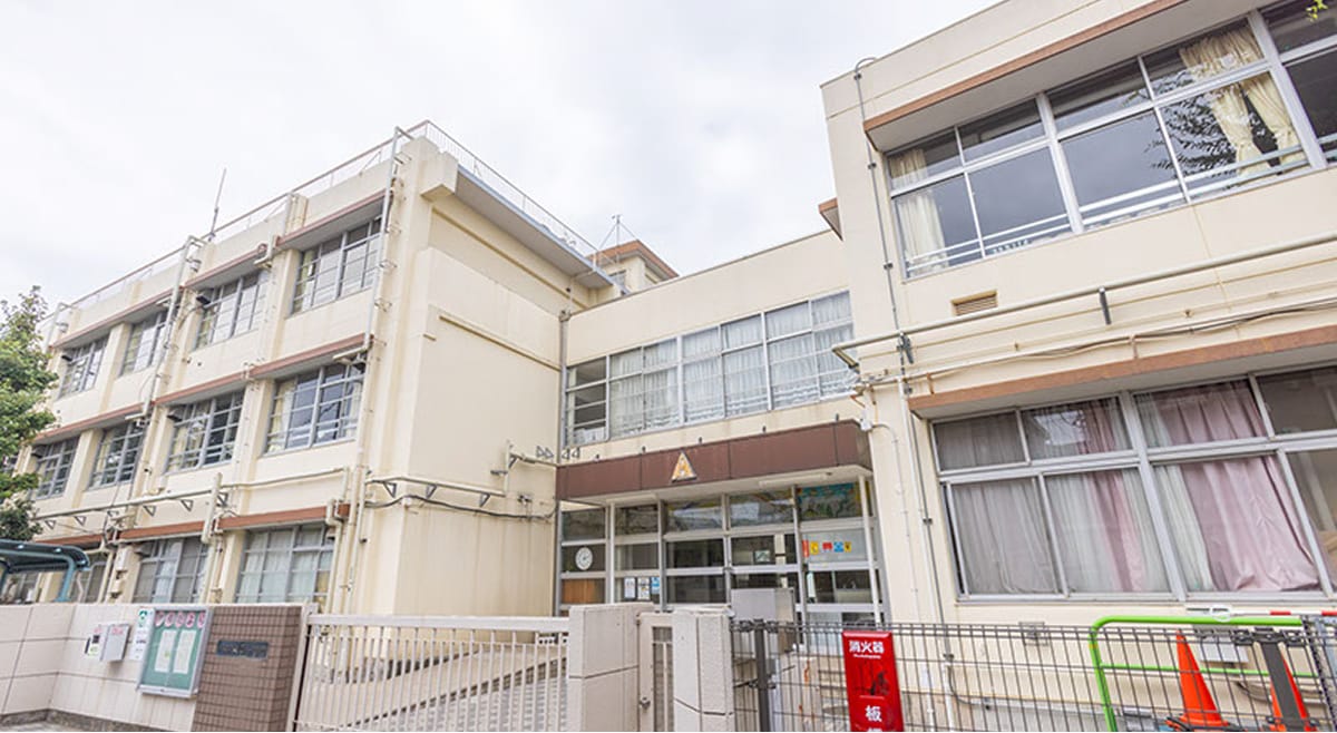 板橋区立向原小学校の外観写真