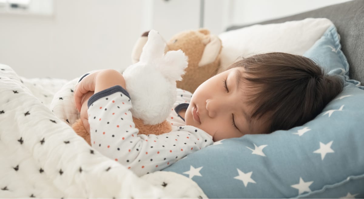 子ども部屋で眠る子どものイメージ写真