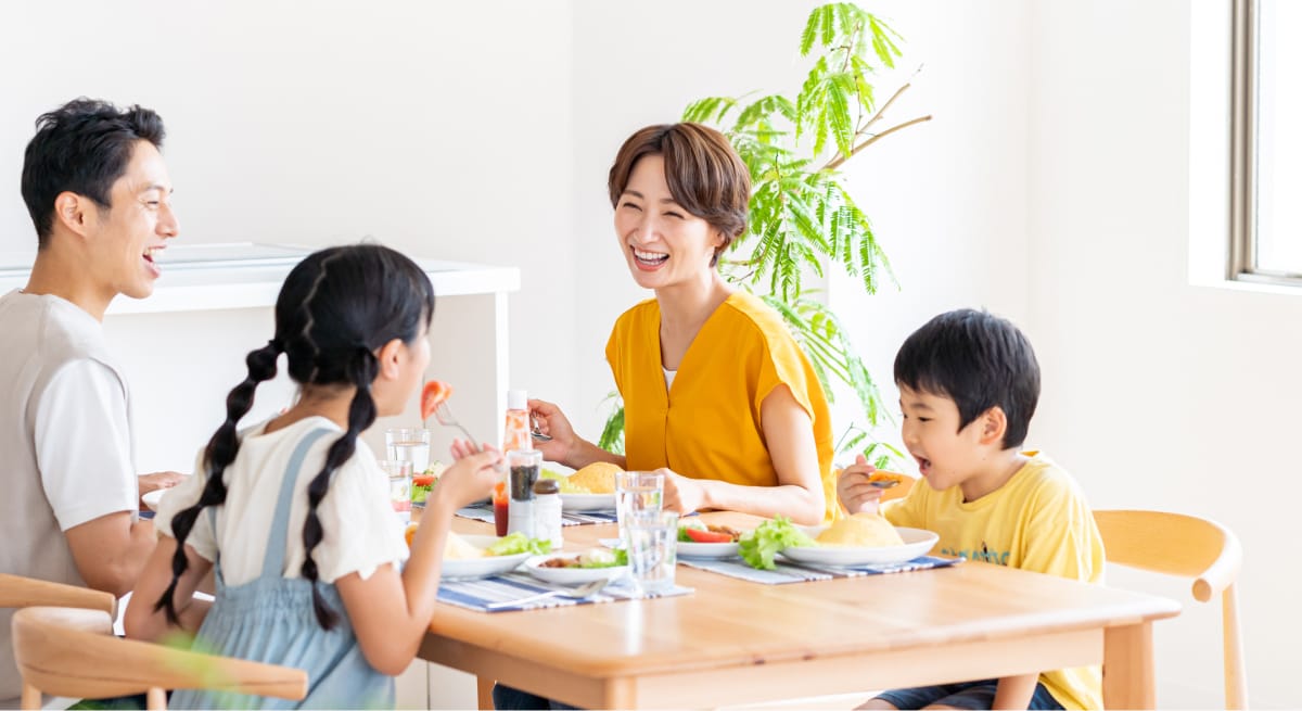 家族で食事をするイメージ写真