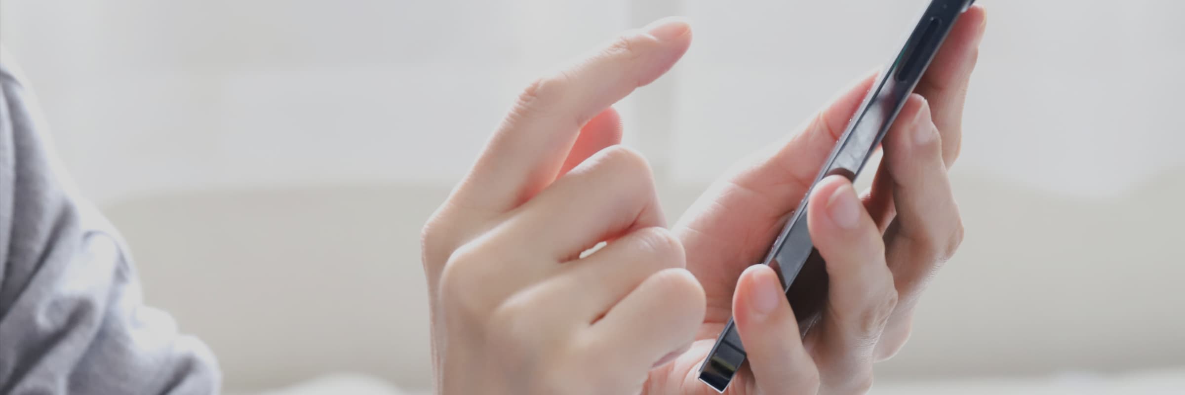 スマホで連絡する女性の写真