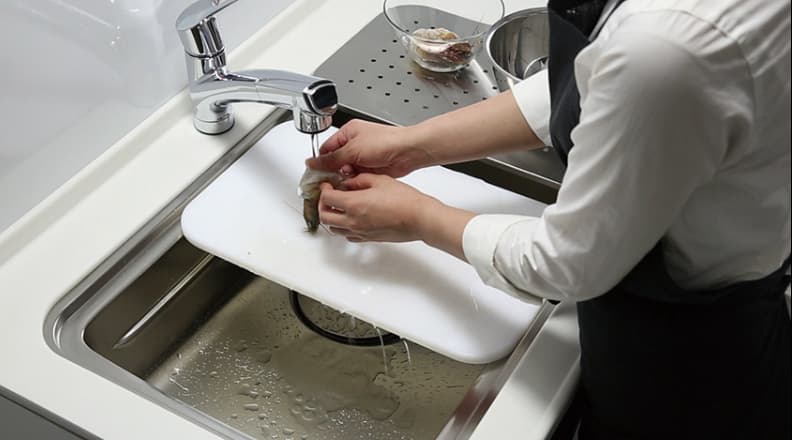 食材を洗って調理する写真