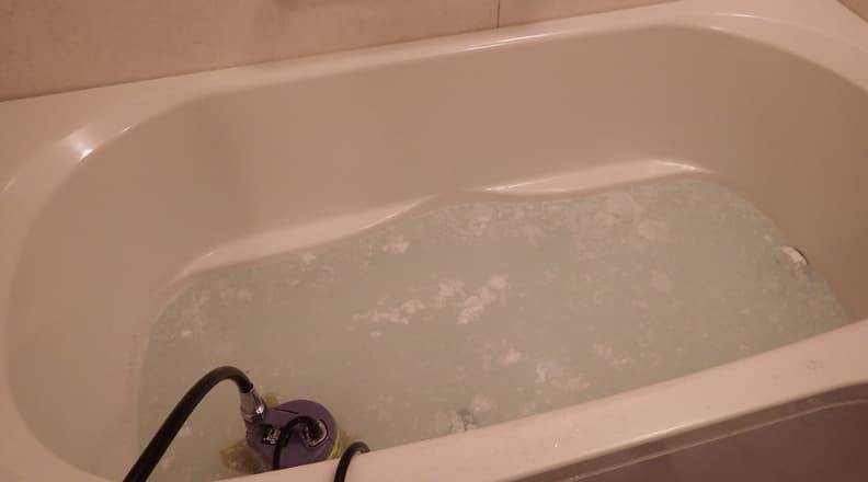 洗浄されているバスタブの写真