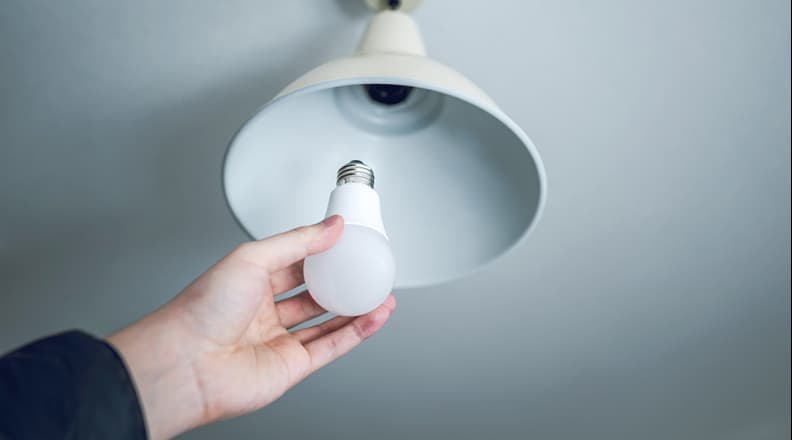 電球を取り替える写真