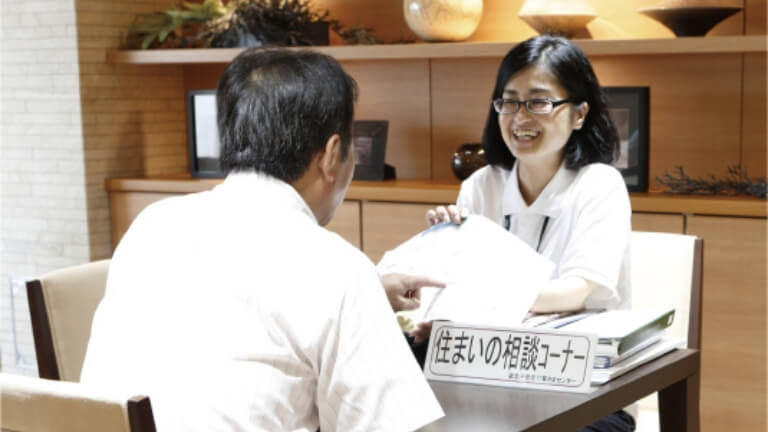 住まいの相談コーナーに相談する人の写真