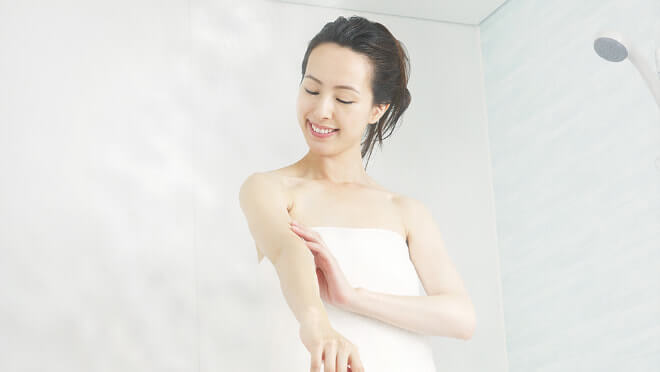 風呂場の天井に設置されたガス温水浴室暖房乾燥機でミストを浴びる女性の写真