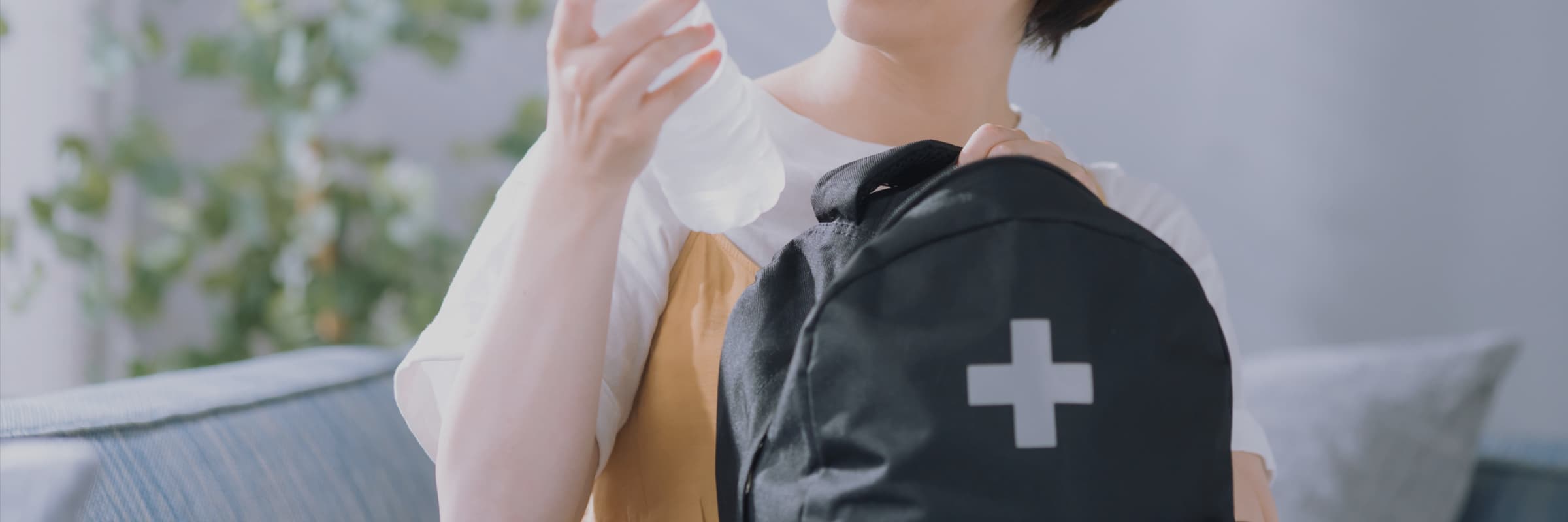 非常用持ち出し袋を確認する人の写真
