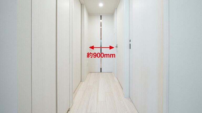 住戸内の廊下幅が約900mmであることを示す写真