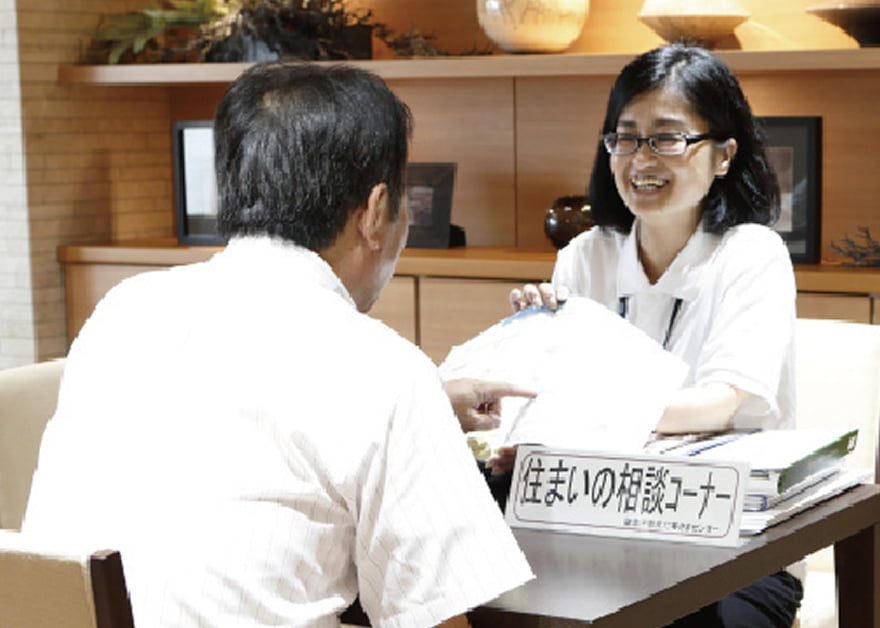 住まいの相談コーナーに相談する人の写真