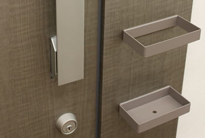 玄関の扉と鍵穴の写真