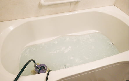 洗浄されているバスタブの写真