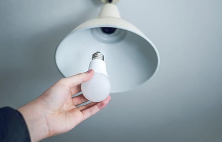 電球を取り替える写真