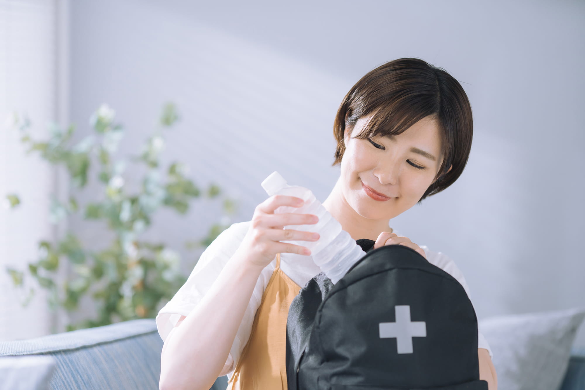 防災リュックの中身を確認をする人の写真