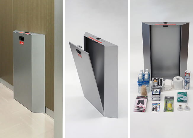 エレベーター内防災キャビネットの外側、及び水、トイレットペーパーなど中身の写真