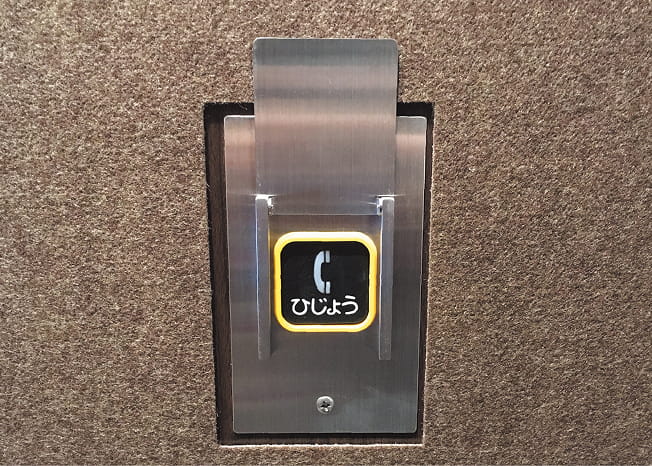エレベーター内非常用押ボタンの写真