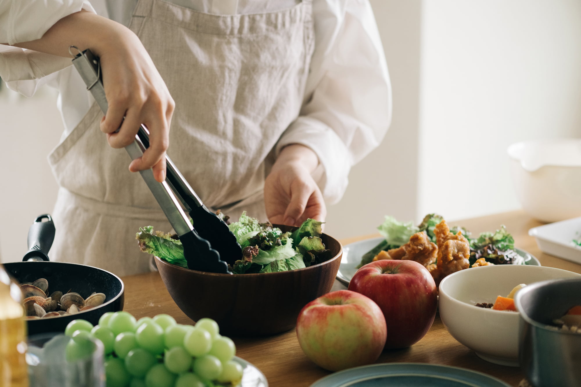 キッチンで料理をする手元の写真