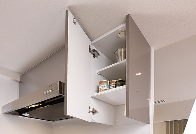 ハーフ吊戸収納の底板を外した状態の写真