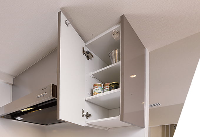 ハーフ吊戸収納の底板を装着した状態の写真