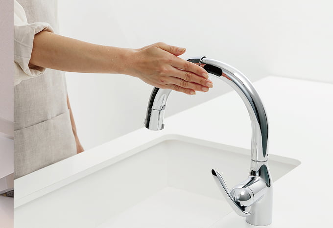 タッチレス水栓を使用中の写真