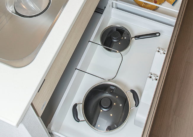 シンク下収納を開けた状態の写真