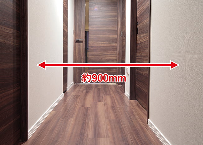 住戸内の廊下幅が約900mmであることを示す写真
