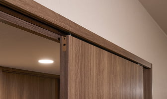 引き戸の天井レールの写真