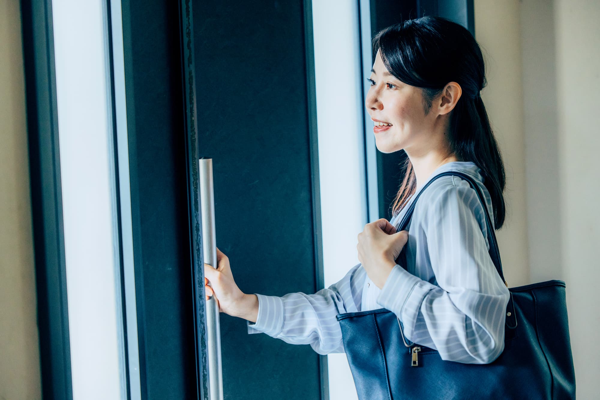 居室ドアを開けようとしている様子の写真