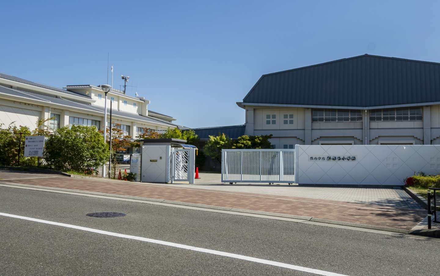 市立彩都西小学校（徒歩7分/約550m）