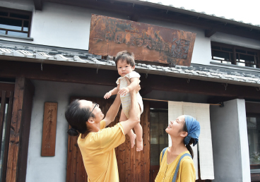 三田ほんまち交流館「縁」前にて