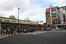 JR総武線の快速停車駅であり、路線バスの発着も多いので、交通利便性は高い