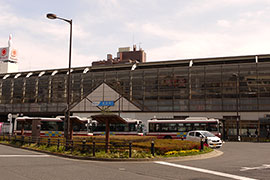 乗降客が多く、活気にあふれる「経堂」駅