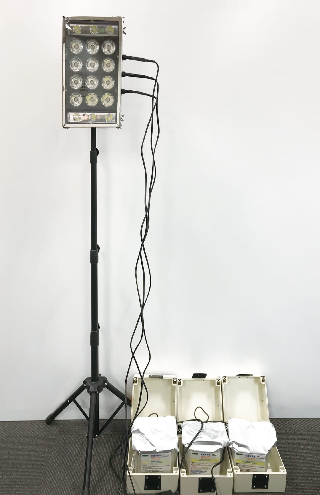 [照明機器（水電池による発電）参考写真]