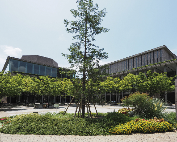 植栽とベンチは市民の憩いの場「兵庫県立芸術文化センター」