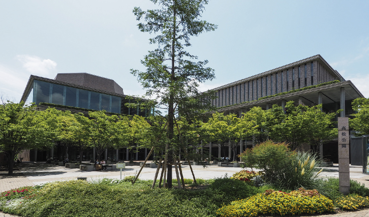 植栽とベンチは市民の憩いの場「兵庫県立芸術文化センター」