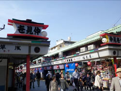 日本最古の商店街のひとつである「仲見世」は、日本的情緒を醸す楽しいストリート
