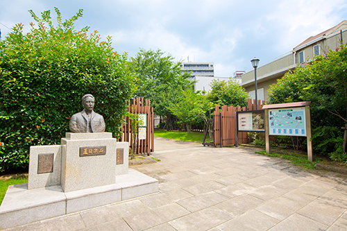 「漱石山房」跡に造られた「漱石公園」