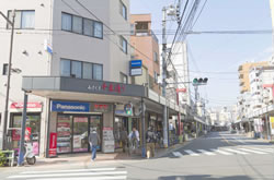 千束通り商店街。浅草三、四、五丁目に位置し、全長1200mに及ぶ、約160店舗からなる商店街。アーケードが連なり、雨が降っても買い物がしやすい。