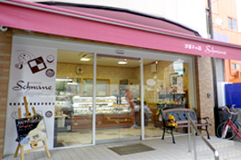 シュベーネ 冬木店
2011年6月に開店。本店は墨田区菊川にあり、地域で親しまれている人気店だ。生ケーキ、生チョコ、焼菓子まで豊富な品揃えで、カスタードと生クリームの中に季節のフルーツをふんだんに入れたシュベーネロールなどが人気。